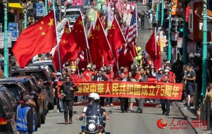 <b>美国旧金山各界华人举行庆祝中华人民共和国成立75周年游行</b>