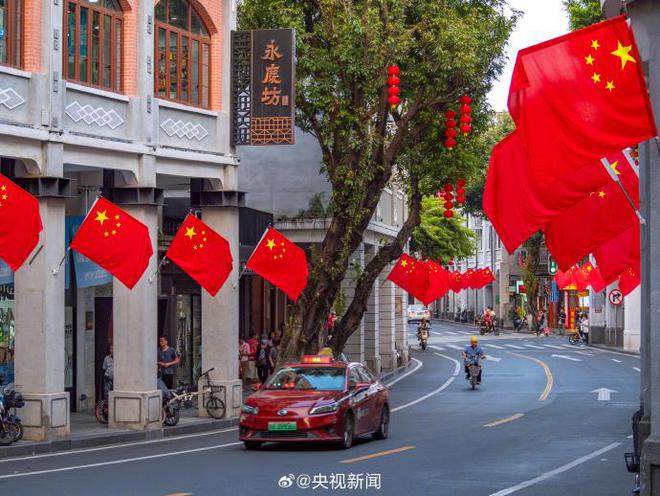 <b>国庆氛围感拉满！看五星红旗迎风飘扬</b>